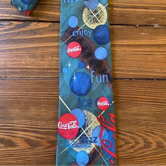 Coca Cola Multi Color Tie USA made - Picture 3 of 7